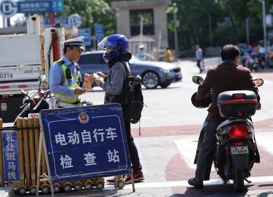 从今天开始，北京交警严查无牌电动车违法上路。新京报记者 王贵彬 摄