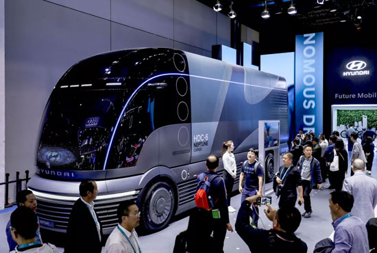 现代商用车进博会展示氢燃料电池卡车技术