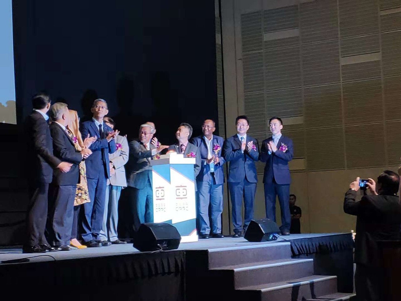 中车电动巴士开进马来西亚啦，感受一下热带风光！