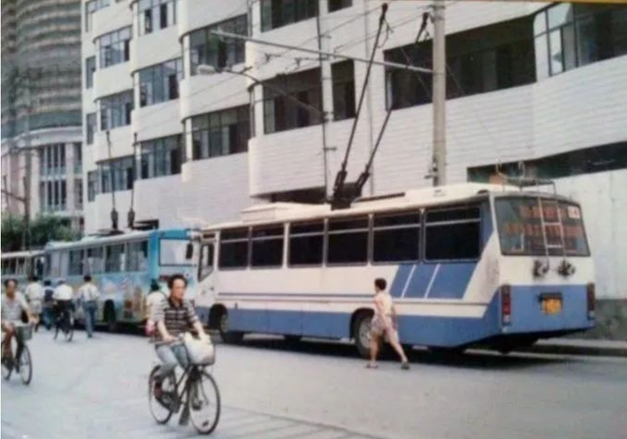 112岁上海公交成长记
