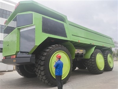 载重150吨无人驾驶智能矿山车在青岛下线