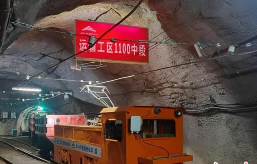 甘肃金川集团重载无人驾驶电机车在千米井下调试成功