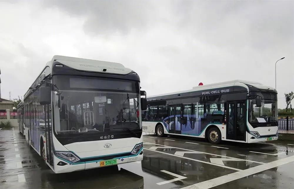 上海临港片区首条氢能公交投运一月后成绩如何？