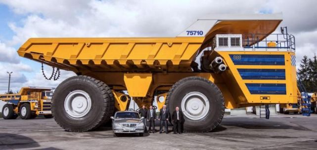 世界上最大的矿车，光轮胎直径就4米，恶劣天气也能正常工作