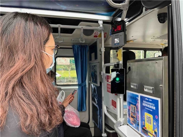 百度自动驾驶巴士阿波龙在重庆开启收费运营，戴口罩也可刷脸支付