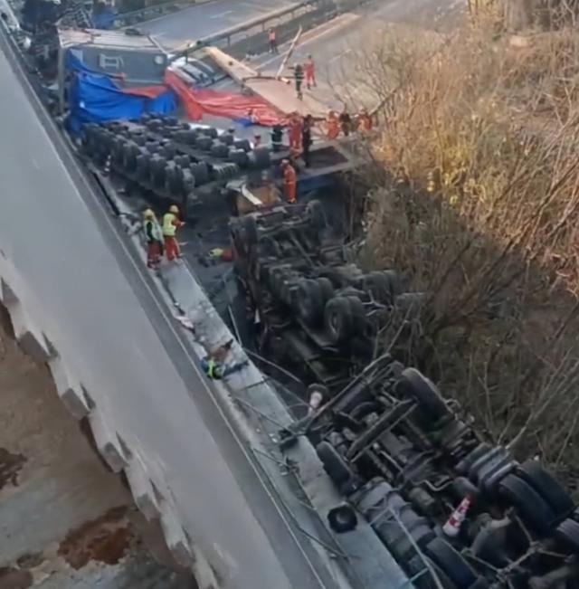 湖北高速桥梁侧翻事故称198吨超载货车系主因？多方回应