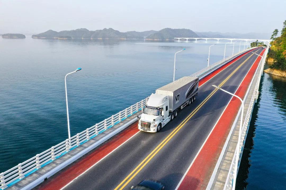 江淮跨越V7高端长头重卡获颁“2022中国年度卡车道路测试最佳安全设计”奖项