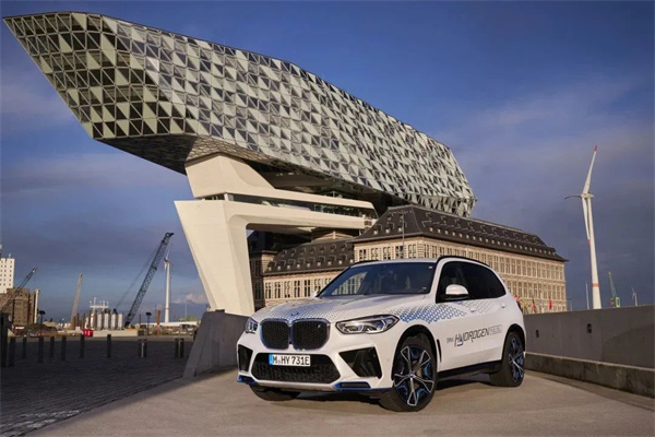 开启全球测试之旅！BMW iX5试点氢车队已抵中东，今年到中国