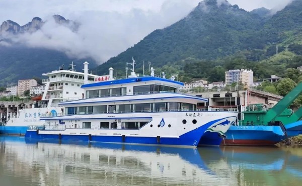 国内首艘氢燃料电池动力船运抵宜昌加氢码头