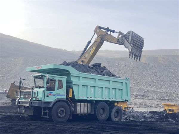 “携手新疆哈密，共建绿色矿山”——微宏助力350辆矿卡高效运营