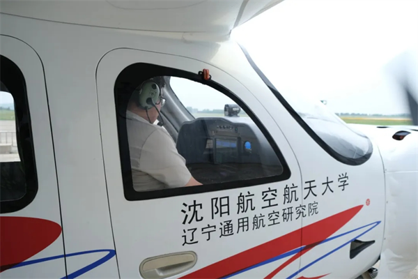 我国首款四座氢燃料电池飞机RX4M首飞成功